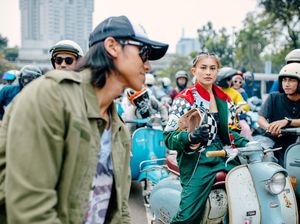 Gaya Sean Gelael dan Sintya Marisca Vespaan Bareng