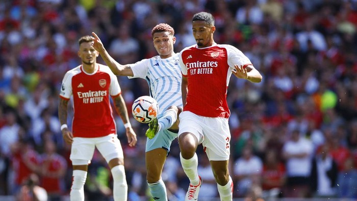 Soccer Football - Premier League - Arsenal v Nottingham Forest - Emirates Stadium, London, Britain - August 12, 2023 Arsenals William Saliba in action with Nottingham Forests Brennan Johnson Action Images via Reuters/John Sibley EDITORIAL USE ONLY. No use with unauthorized audio, video, data, fixture lists, club/league logos or live services. Online in-match use limited to 75 images, no video emulation. No use in betting, games or single club /league/player publications.  Please contact your account representative for further details.