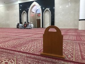 Apakah Sholat Harus Pakai Sutrah? Begini Hukumnya Apakah Sholat Harus Pakai Sutrah? Begini Hukumnya