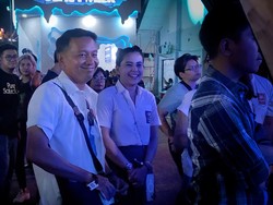 Outfit Penonton Pakai Seragam SMA Demi The 90s Festival