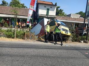 Truk Mundur Tercebur Sungai di Sidoarjo, Sopir Tewas Tergencet