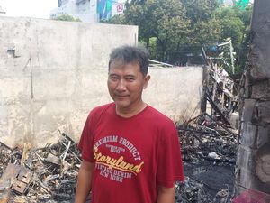 Paniknya Warga Lihat Kobaran Api Saat Lahan Parkir Gandaria Terbakar