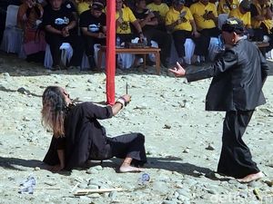 Turis Inggris dan Jepang Dibuat Terkagum-kagum Saat Nonton Debus Turis Inggris dan Jepang Dibuat Terkagum-kagum Saat Nonton Debus