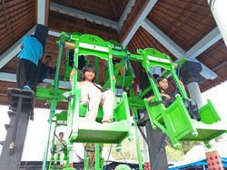 Anak-anak Antre Naik Ayunan Jantra, Wahana Legend di Mengwi