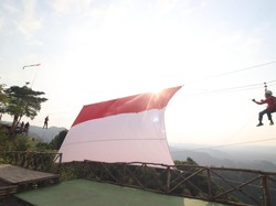 Melihat Sang Merah Putih Raksasa Berkibar di Alam Terbuka Subang