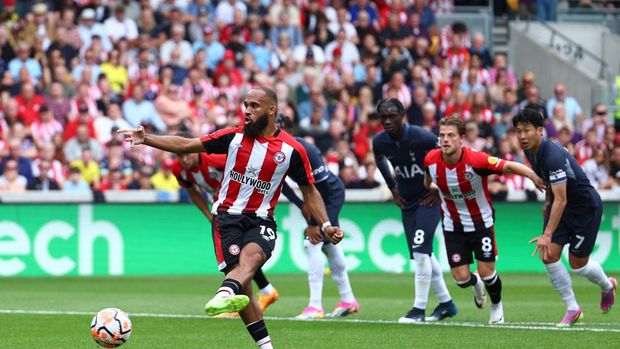 Soccer Football - Premier League - Brentford v Tottenham Hotspur - Brentford Community Stadium, London, Britain - August 13, 2023 Tottenham Hotspur's Cristian Romero scores their first goal Action Images via Reuters/Paul Childs EDITORIAL USE ONLY. No use with unauthorized audio, video, data, fixture lists, club/league logos or 'live' services. Online in-match use limited to 75 images, no video emulation. No use in betting, games or single club /league/player publications.  Please contact your account representative for further details.