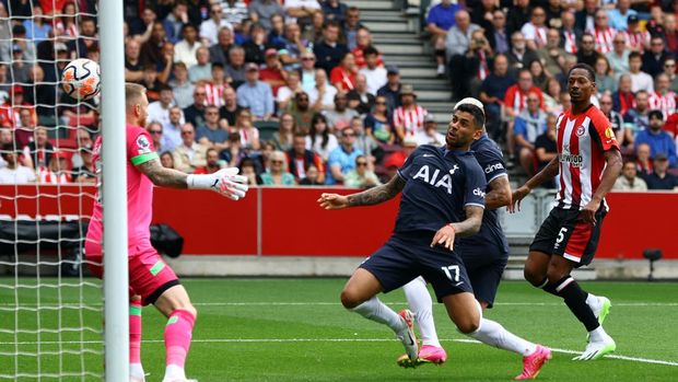 Soccer Football - Premier League - Brentford v Tottenham Hotspur - Brentford Community Stadium, London, Britain - August 13, 2023 Tottenham Hotspur's Cristian Romero scores their first goal Action Images via Reuters/Paul Childs EDITORIAL USE ONLY. No use with unauthorized audio, video, data, fixture lists, club/league logos or 'live' services. Online in-match use limited to 75 images, no video emulation. No use in betting, games or single club /league/player publications.  Please contact your account representative for further details.
