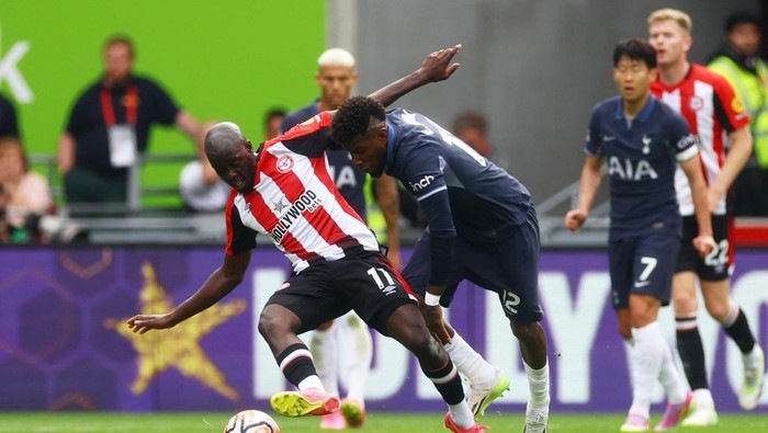 Soccer Football - Premier League - Brentford v Tottenham Hotspur - Brentford Community Stadium, London, Britain - August 13, 2023 Brentford's Yoane Wissa in action with Tottenham Hotspur's Emerson Royal Action Images via Reuters/Paul Childs EDITORIAL USE ONLY. No use with unauthorized audio, video, data, fixture lists, club/league logos or 'live' services. Online in-match use limited to 75 images, no video emulation. No use in betting, games or single club /league/player publications.  Please contact your account representative for further details.