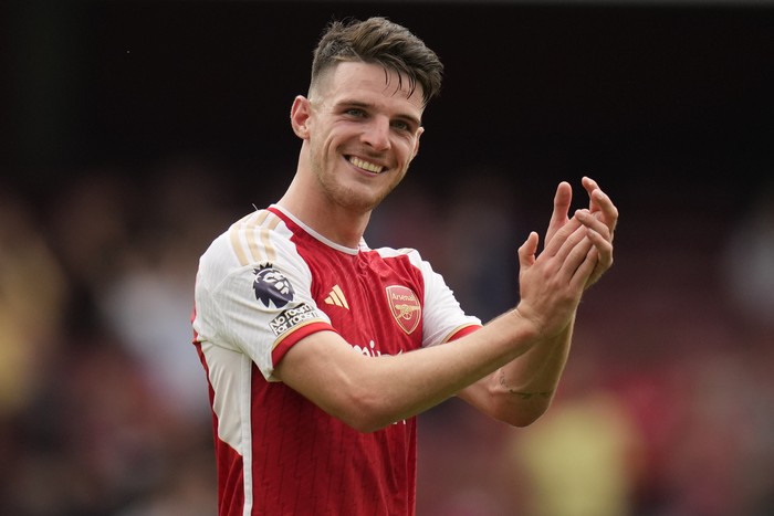 Arsenals Declan Rice greets fans at the end of the English Premier League soccer match between Arsenal and Nottingham Forest at Emirates stadium in London, Saturday, Aug. 12, 2023. (AP Photo/Kirsty Wigglesworth)