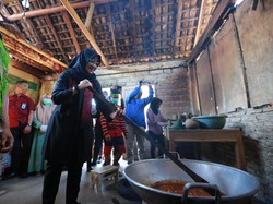 Mengintip Bupati Ipuk Saat Masak Gula Aren di Dapur Petani Desa Kluncing