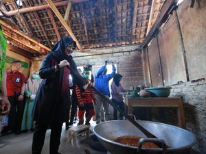 Mengintip Bupati Ipuk Saat Masak Gula Aren di Dapur Petani Desa Kluncing Mengintip Bupati Ipuk Saat Masak Gula Aren di Dapur Petani Desa Kluncing