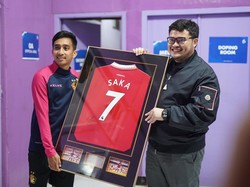 Bupati Kediri Beri Hadiah Jersey Arsenal untuk Gelandang Persik