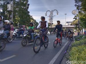 Tak Ada CFD, Jalan Dago Bandung Ramai Dilintasi Pesepeda
