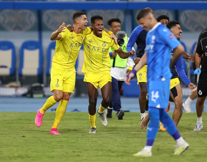 Soccer Football - Arab Club Champions Cup - Final - Al Hilal v Al Nassr - King Fahd Stadium, Taif, Saudi Arabia - August 12, 2023 Al Nassr's Cristiano Ronaldo celebrates with teammates after winning the Arab Club Champions Cup final  REUTERS/Stringer