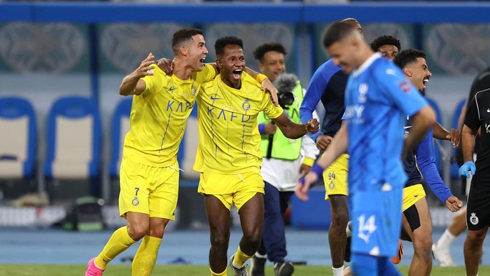 Soccer Football - Arab Club Champions Cup - Final - Al Hilal v Al Nassr - King Fahd Stadium, Taif, Saudi Arabia - August 12, 2023 Al Nassr's Cristiano Ronaldo celebrates with teammates after winning the Arab Club Champions Cup final  REUTERS/Stringer