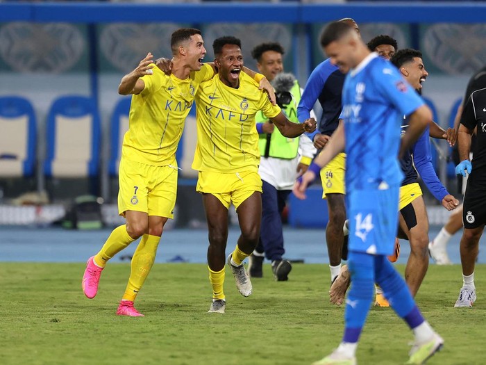 Soccer Football - Arab Club Champions Cup - Final - Al Hilal v Al Nassr - King Fahd Stadium, Taif, Saudi Arabia - August 12, 2023 Al Nassr's Cristiano Ronaldo celebrates with teammates after winning the Arab Club Champions Cup final  REUTERS/Stringer