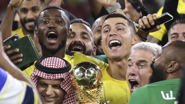 Di Arab, Ronaldo Baru Punya Sebiji Piala yang Mirip Trofi Piala Dunia