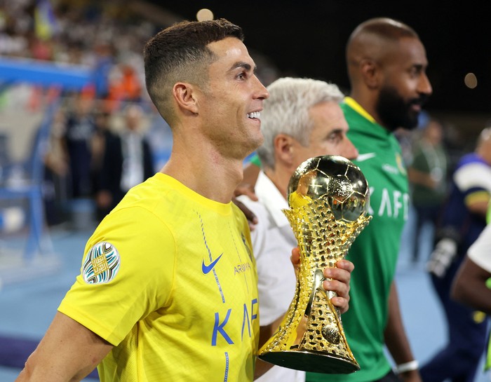 Soccer Football - Arab Club Champions Cup - Final - Al Hilal v Al Nassr - King Fahd Stadium, Taif, Saudi Arabia - August 12, 2023 Al Nassr's Cristiano Ronaldo celebrates with the trophy after winning the Arab Club Champions Cup final  REUTERS/Stringer