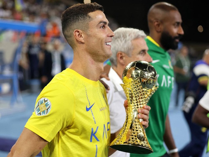 Soccer Football - Arab Club Champions Cup - Final - Al Hilal v Al Nassr - King Fahd Stadium, Taif, Saudi Arabia - August 12, 2023 Al Nassr's Cristiano Ronaldo celebrates with the trophy after winning the Arab Club Champions Cup final  REUTERS/Stringer