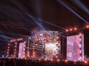 Gambaran Meriahnya Konser Dewa 19 di GBK Semalam Gambaran Meriahnya Konser Dewa 19 di GBK Semalam