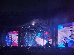 Melihat Kemeriahan Konser Dewa 19 featuring All Stars di GBK Melihat Kemeriahan Konser Dewa 19 featuring All Stars di GBK