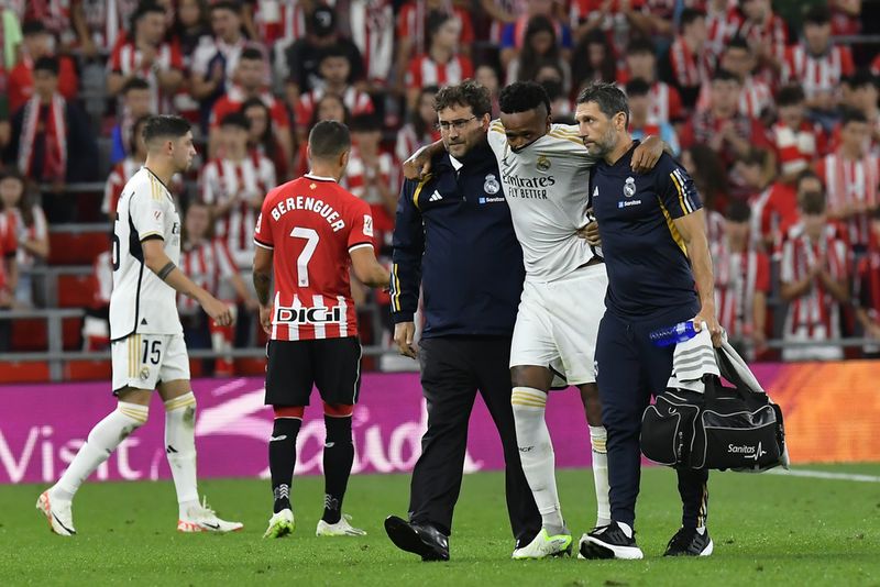 Real Madrid's Eder Militao leaves the pitch after an injury during the Spanish La Liga soccer match between Athletic Club and Real Madrid at the San Mames stadium in Bilbao, Spain, Saturday, Aug. 12, 2023. (AP Photo/Alvaro Barrientos)
