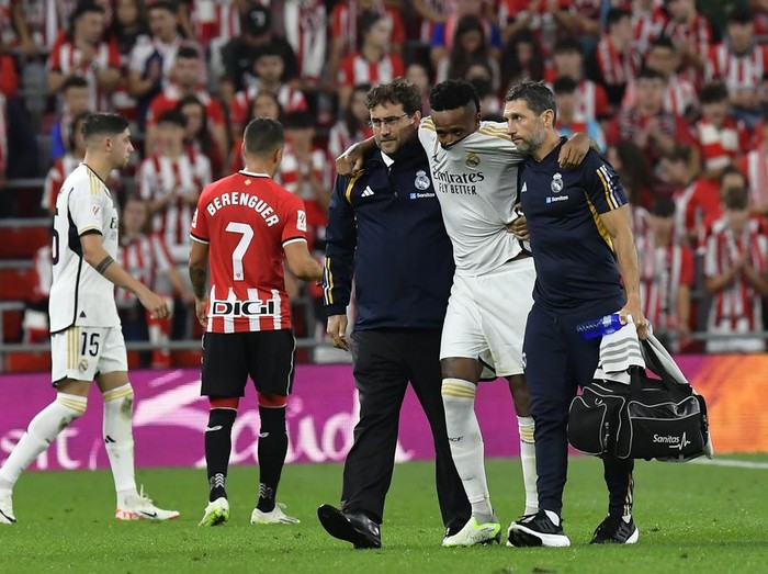 Real Madrid's Eder Militao leaves the pitch after an injury during the Spanish La Liga soccer match between Athletic Club and Real Madrid at the San Mames stadium in Bilbao, Spain, Saturday, Aug. 12, 2023. (AP Photo/Alvaro Barrientos)