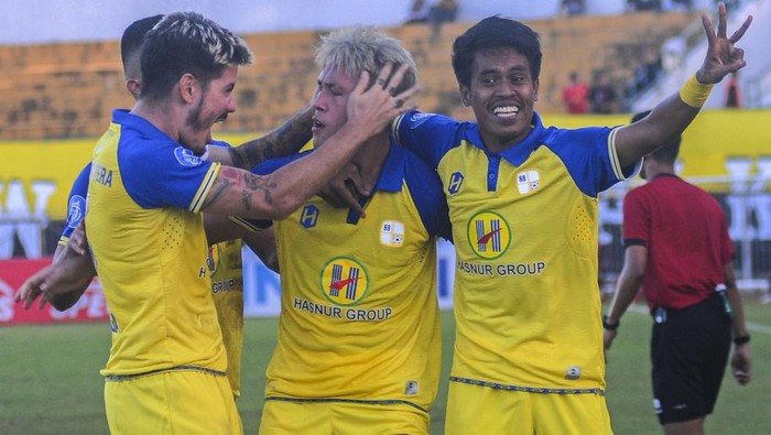 Ekspresi Pemain Barito Putera Kalahkan Dewa United Pesepak bola Barito Putera Gustavo Henrique Barbosa Freire (kiri) berebut bola dengan pesepak bola Dewa United Agung Maannan (kanan) dalam pertandingan BRI Liga 1 di Stadion Demang Lehman Martapura, Banjar, Kalimantan Selatan, Rabu (9/8/2023). Barito Putera menang dengan skor 2-1. ANTARA FOTO/Iman Satria/Lmo/tom.