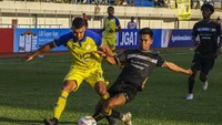 Pesepak bola Barito Putera Gustavo Henrique Barbosa Freire (kiri) berebut bola dengan pesepak bola Dewa United Agung Maannan (kanan) dalam pertandingan BRI Liga 1 di Stadion Demang Lehman Martapura, Banjar, Kalimantan Selatan, Rabu (9/8/2023).