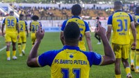 Barito Putera memenangkan pertandingan melawan Dewa United dengan skor 2-1. 