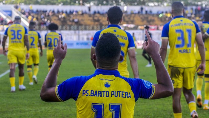 Ekspresi Pemain Barito Putera Kalahkan Dewa United Pesepak bola Barito Putera Gustavo Henrique Barbosa Freire (kiri) berebut bola dengan pesepak bola Dewa United Agung Maannan (kanan) dalam pertandingan BRI Liga 1 di Stadion Demang Lehman Martapura, Banjar, Kalimantan Selatan, Rabu (9/8/2023). Barito Putera menang dengan skor 2-1. ANTARA FOTO/Iman Satria/Lmo/tom.