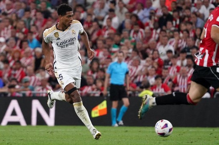 FBL-ESP-LIGA-ATHLETIC BILBAO-REAL MADRID Real Madrid's English midfielder #05 Jude Bellingham dribbles the ball during the Spanish Liga football match between Athletic Bilbao and Real Madrid at the San Mames stadium in Bilbao on August 12, 2023. (Photo by CESAR MANSO / AFP)
