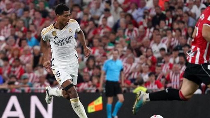 Real Madrids English midfielder #05 Jude Bellingham dribbles the ball during the Spanish Liga football match between Athletic Bilbao and Real Madrid at the San Mames stadium in Bilbao on August 12, 2023. (Photo by CESAR MANSO / AFP)