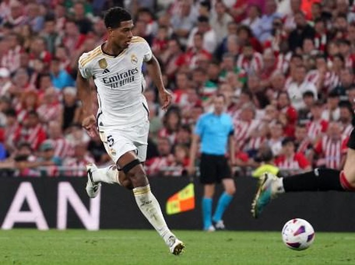 Real Madrid's English midfielder #05 Jude Bellingham dribbles the ball during the Spanish Liga football match between Athletic Bilbao and Real Madrid at the San Mames stadium in Bilbao on August 12, 2023. (Photo by CESAR MANSO / AFP)