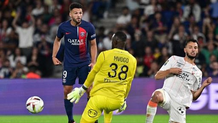 Lorients Swiss goalkeeper #38 Yvon Mvogo makes a save in front of Paris Saint-Germains Portuguese forward #09 Goncalo Ramos during the French L1 football match between Paris Saint-Germain (PSG) and Lorient at the Parc des Princes Stadium in Paris on August 12, 2023. (Photo by Miguel MEDINA / AFP)