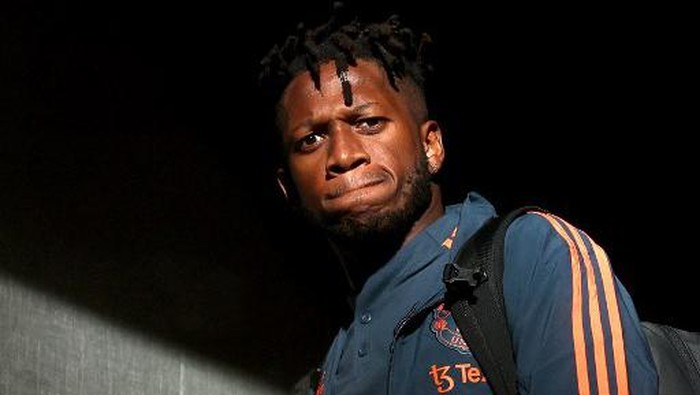 Manchester Uniteds Brazilian midfielder Fred walks towards the hotel upon teams arrival in Melbourne on July 13, 2022, ahead of their exhibition football match against Melbourne Victory. (Photo by Martin KEEP / AFP)