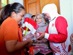Gubernur Khofifah Bagi-bagi 3 Ribu Bendera Meriahkan HUT ke-78 RI
