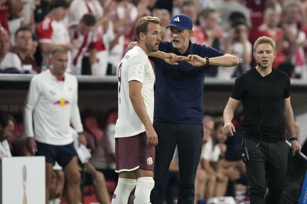 Bayern's head coach Thomas Tuchel talks to Bayern's Harry Kane during the German Super Cup final between FC Bayern Munich and RB Leipzig at the Allianz Arena stadium in Munich, Germany, Saturday, Aug. 12, 2023. (AP Photo/Matthias Schrader)
