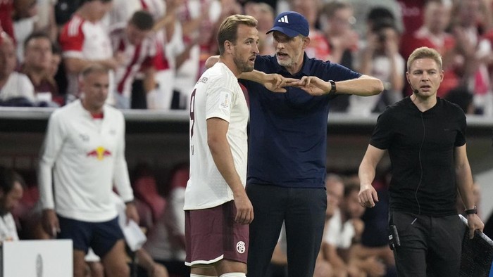 Bayerns head coach Thomas Tuchel talks to Bayerns Harry Kane during the German Super Cup final between FC Bayern Munich and RB Leipzig at the Allianz Arena stadium in Munich, Germany, Saturday, Aug. 12, 2023. (AP Photo/Matthias Schrader)