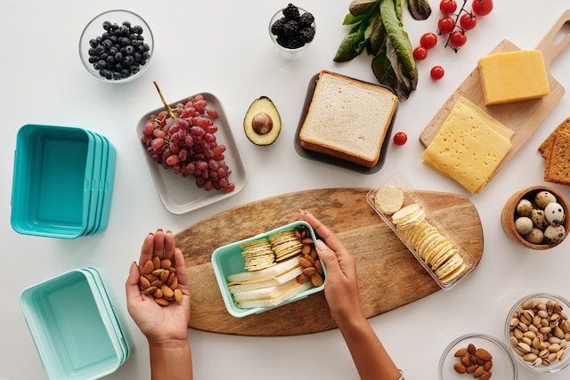 Ilustrasi membawa bekal agar hidup minimalis / Foto: Pexels.com / Vanessa Loring