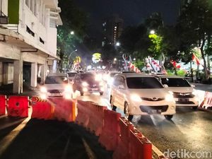 Grahadi Gelar Zikir-Selawat Bareng Habib Syech, Jalan Gubernur Suryo Ditutup Grahadi Gelar Zikir-Selawat Bareng Habib Syech, Jalan Gubernur Suryo Ditutup