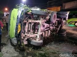 Ayla Tabrak Truk Molen hingga Terguling di Bojonegoro, 2 Orang Luka Parah
