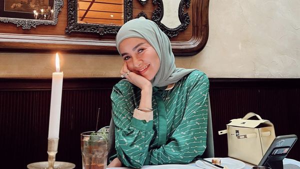 Foto-foto Berhijab dengan Belahan Rok hingga Paha Ala Olla Ramlan