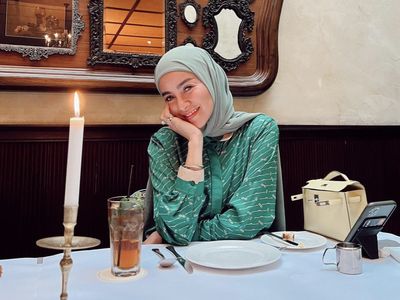 Foto-foto Berhijab dengan Belahan Rok hingga Paha Ala Olla Ramlan