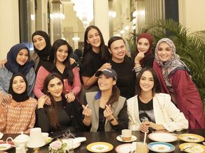 Titi Kamal Pastikan Geng Cendol Bukan Wadah Gosipin Artis Lain Titi Kamal Pastikan Geng Cendol Bukan Wadah Gosipin Artis Lain