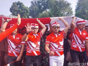 Bendera Merah Putih Raksasa Diarak Warga di Bogor, RK-Bima Arya Hadir