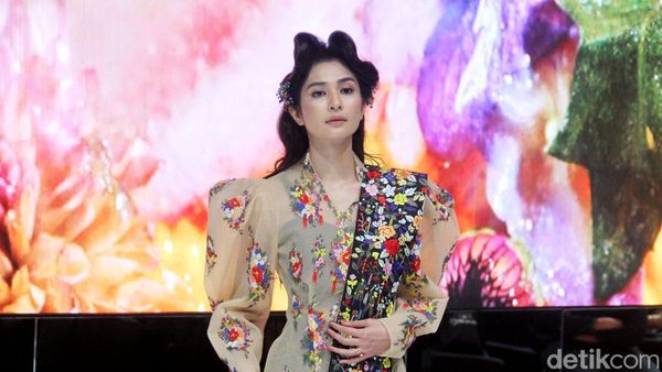 10 Koleksi Kultulibrasi Mel Ahyar, Hadirkan Keindahan Batik Hingga Kain Tapis