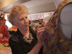 Tangan Mahir Lansia 69 Tahun Rancang Gaun dari Kertas