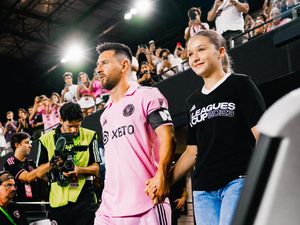 6 Foto Messi Berdua Harper Beckham Sebelum Tanding, Disebut Nepotisme 6 Foto Messi Berdua Harper Beckham Sebelum Tanding, Disebut Nepotisme