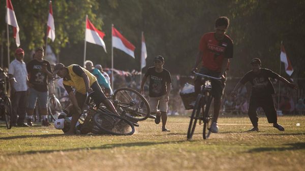 Seru Banget, Potret Balap Sepeda Onthel dengan Bronjong di Sukoharjo